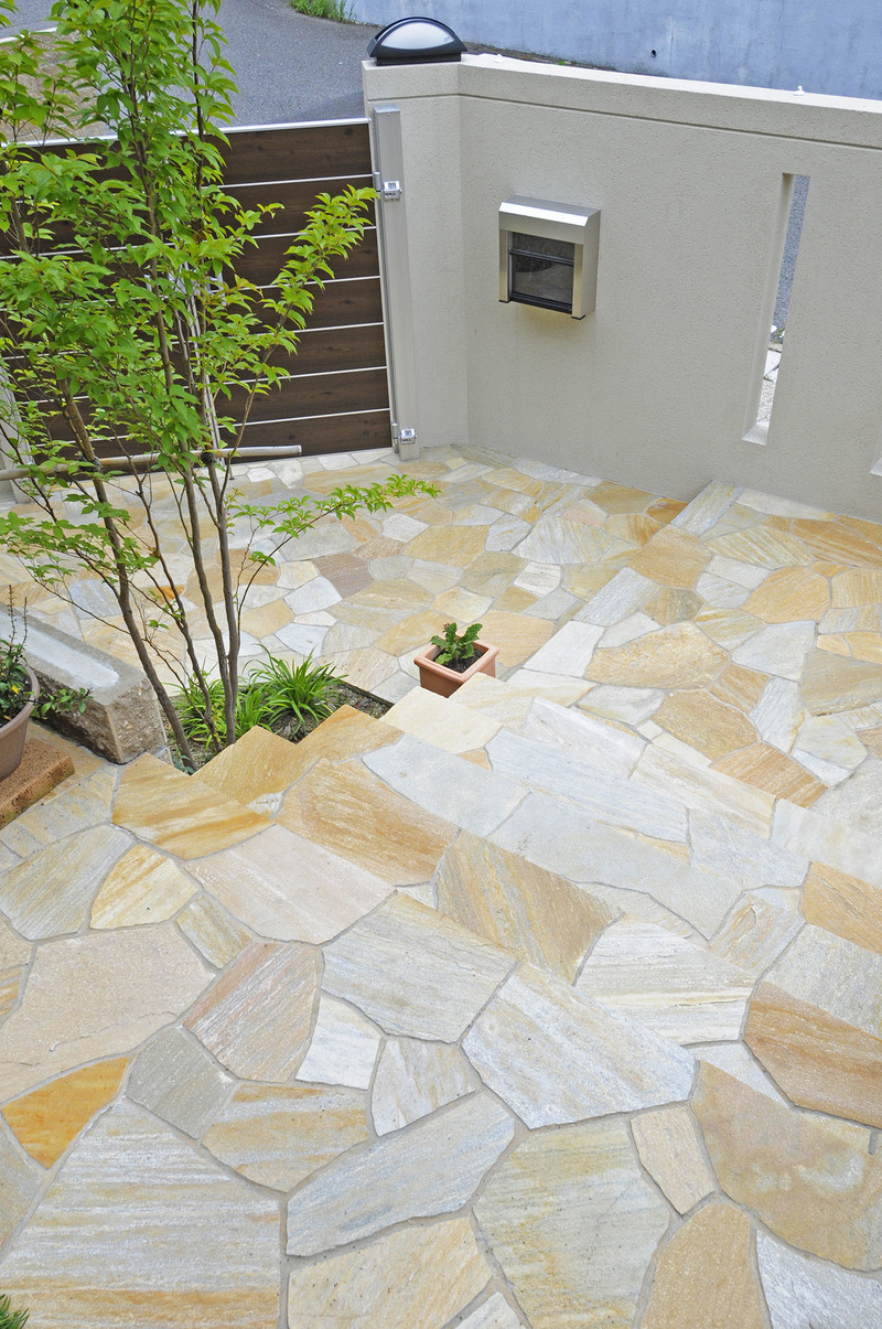 クォーツストーン 乱形 イエロー | 造園資材館