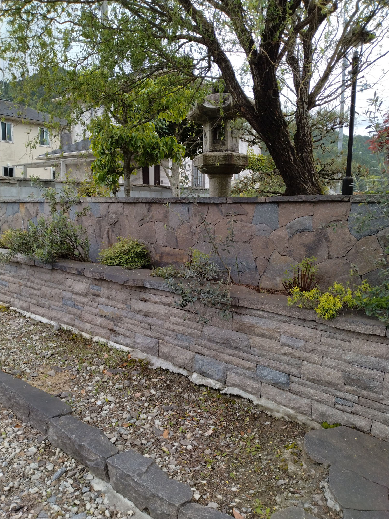 丹波鉄平石(割丹波) 壁面石 | 造園資材館